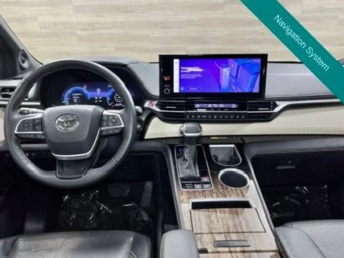 Used 2025 Toyota Sienna Platinum AWD/4WD image 2