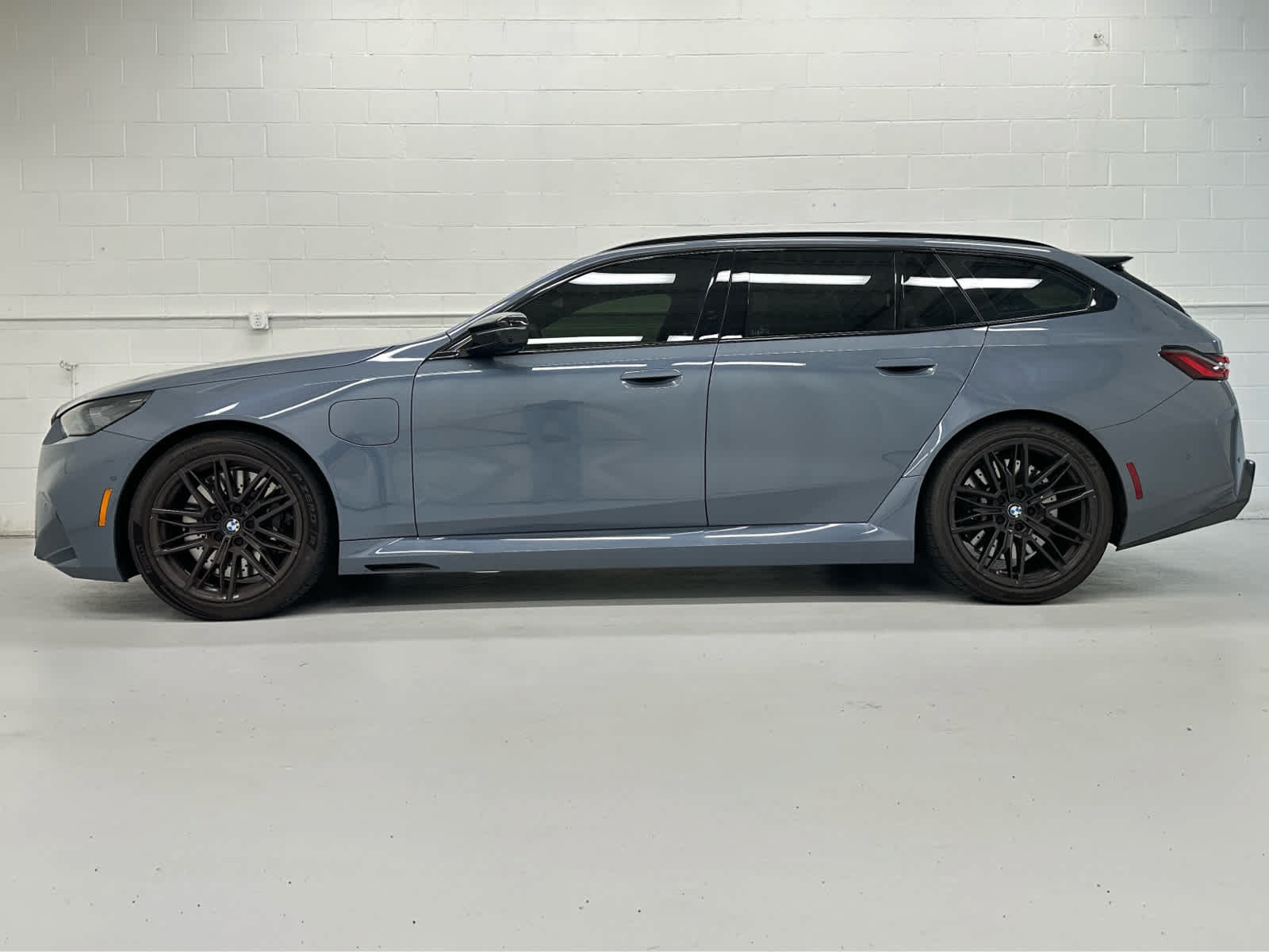 Used 2027 BMW M5 Touring AWD/4WD image 3
