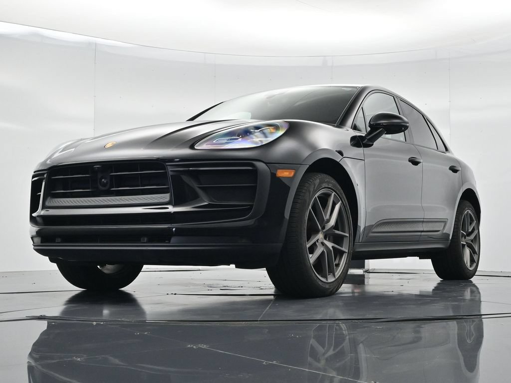 Certified 2023 Porsche Macan AWD/4WD image 23