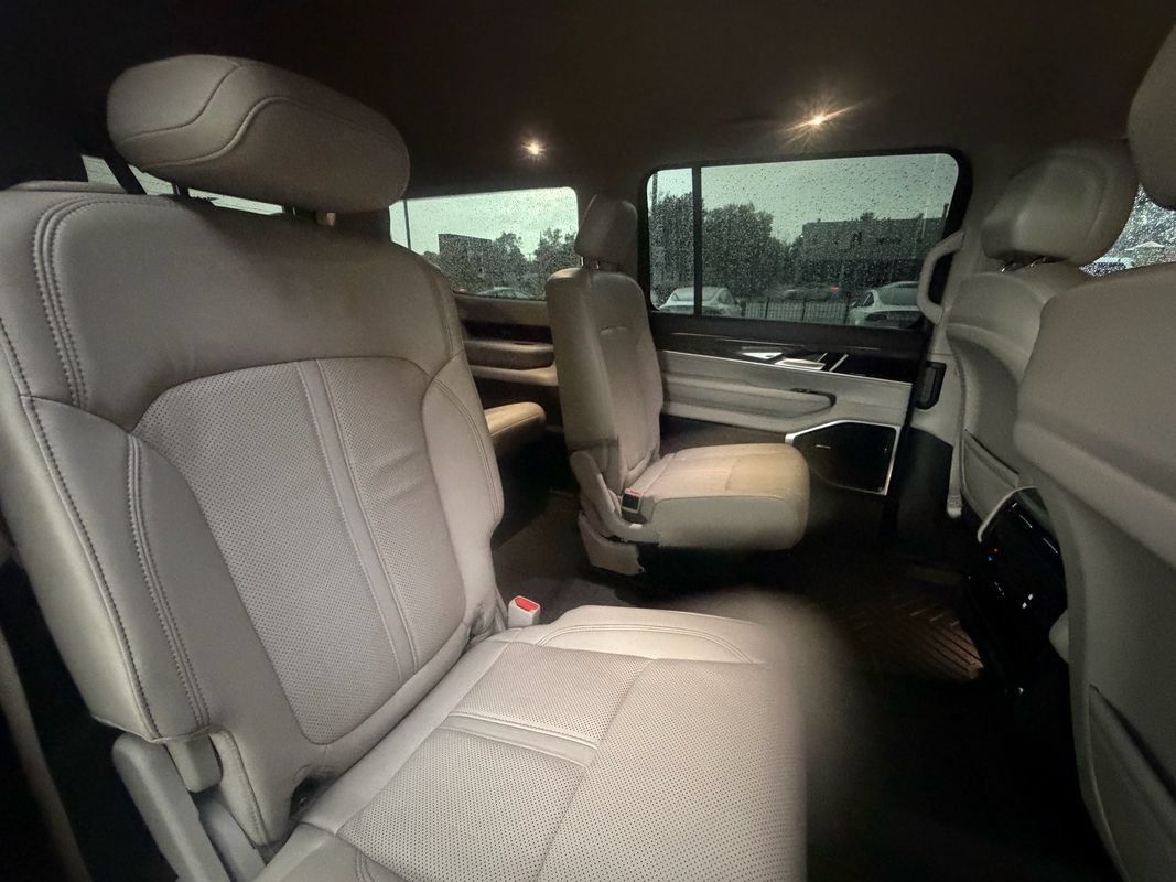 Used 2022 Jeep Wagoneer Series II AWD/4WD image 27