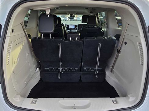 Used 2024 Chrysler Pacifica Select image 14