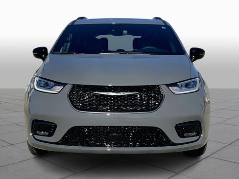 Used 2025 Chrysler Pacifica Limited image 3