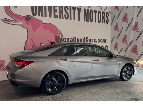 Used 2022 Hyundai Elantra SEL w/ Convenience Package FWD image 10