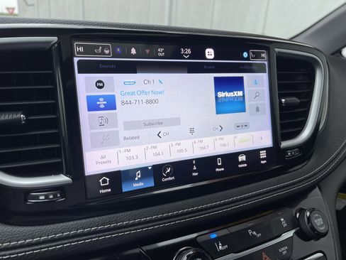 Used 2023 Chrysler Pacifica Limited w/ S Appearance Package image 27