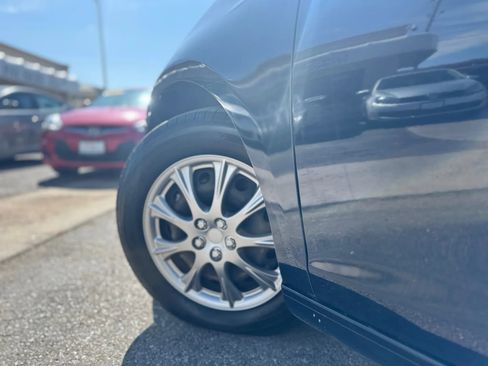 Used 2011 Volkswagen Golf 4-Door image 9