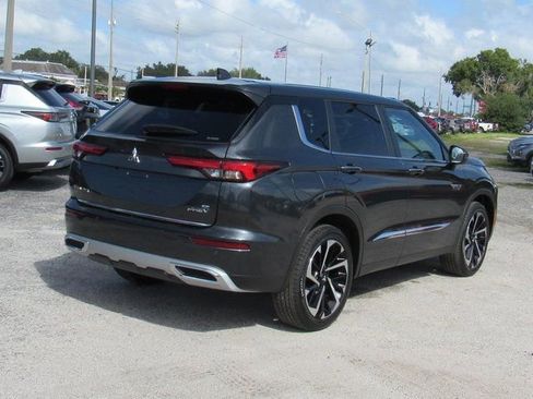 New 2025 Mitsubishi Outlander SE image 3