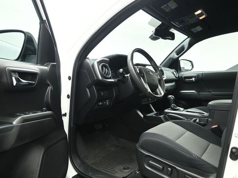 Used 2022 Toyota Tacoma TRD Off-Road w/ Technology Package AWD/4WD image 8