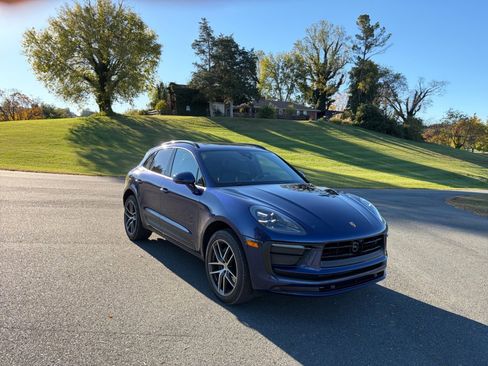 Certified 2025 Porsche Macan image 9