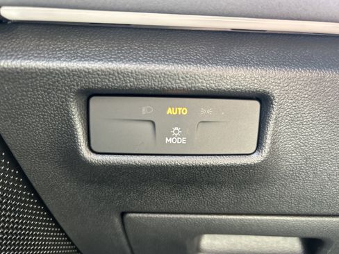 New 2025 Volkswagen Tiguan SE image 12