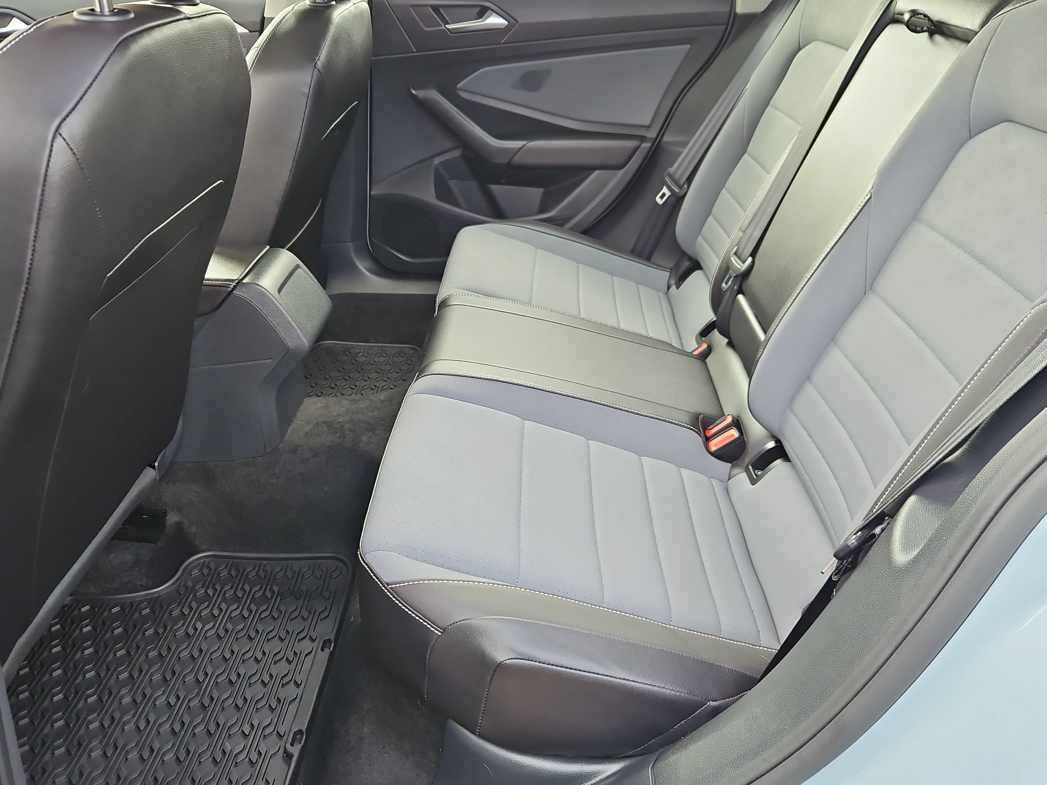 Used 2025 Volkswagen Jetta SE w/ Sunroof Package FWD image 23