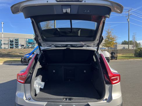 Used 2025 Volvo XC40 B5 Core image 33