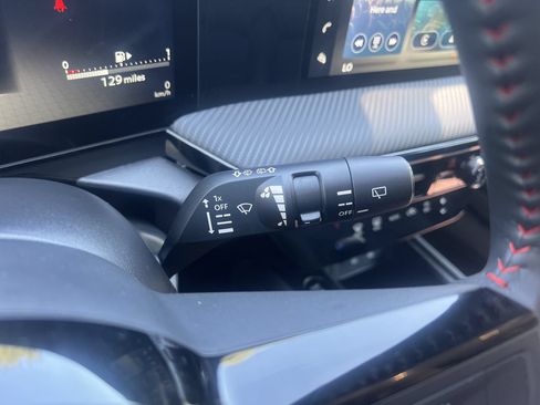 Certified 2025 Nissan Kicks SR FWD image 12