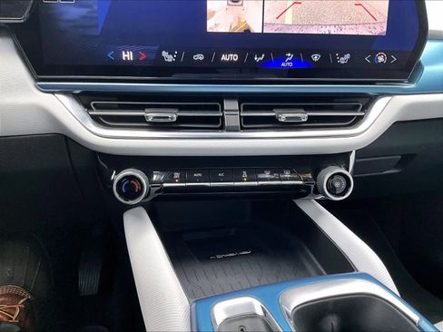 Used 2025 Chevrolet Equinox EV LT image 25