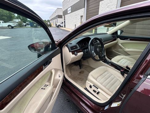 Used 2012 Volkswagen Passat TDI SEL Premium FWD image 11