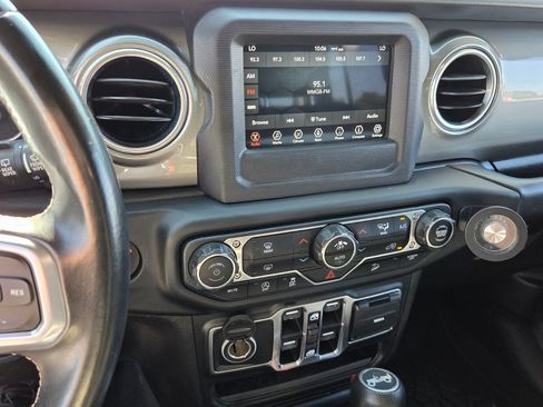Used 2019 Jeep Wrangler Unlimited Sahara AWD/4WD image 21