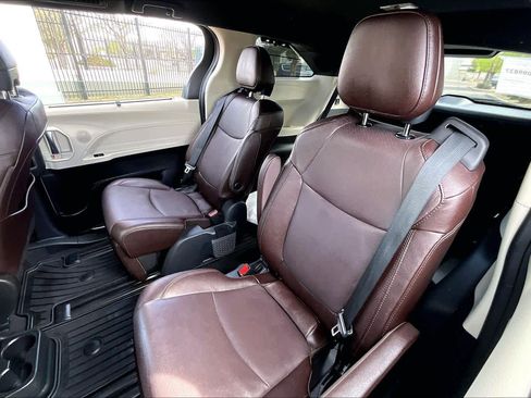 Used 2024 Toyota Sienna Platinum image 18