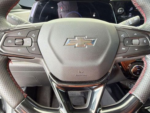 Certified 2025 Chevrolet Trax RS w/ Sunroof Package FWD image 18