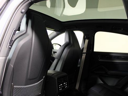 Certified 2024 Porsche Cayenne Coupe image 19