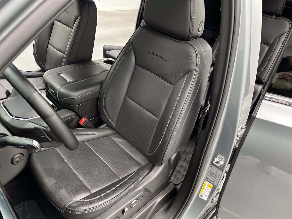 Used 2025 GMC Yukon XL Denali RWD image 11