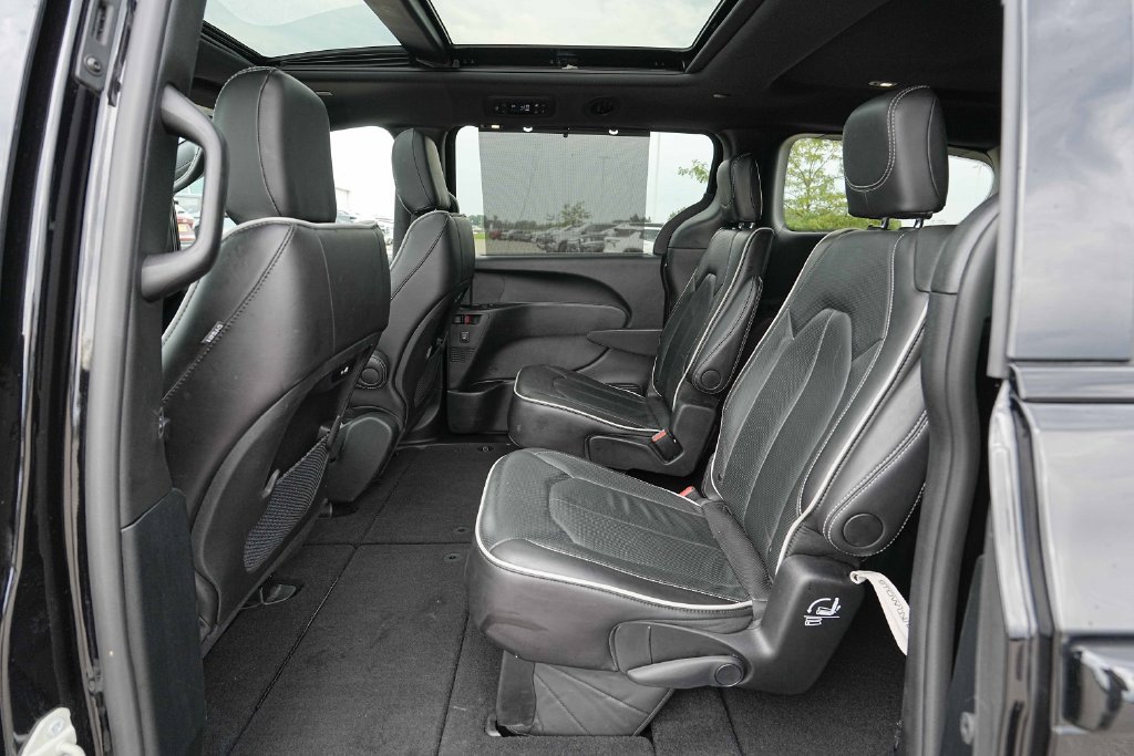 Used 2025 Chrysler Pacifica Limited FWD image 19