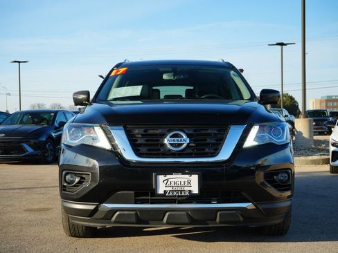 Used 2017 Nissan Pathfinder Platinum w/ Family Entertainment Package image 2