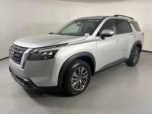 Used 2024 Nissan Pathfinder SV FWD image 4