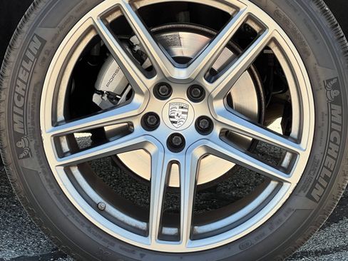 Certified 2019 Porsche Macan S AWD/4WD image 12