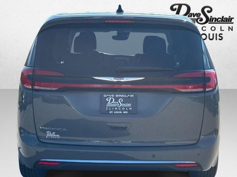 Used 2023 Chrysler Pacifica Touring-L FWD image 4