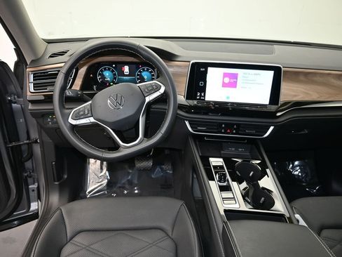 Used 2024 Volkswagen Atlas SE image 15