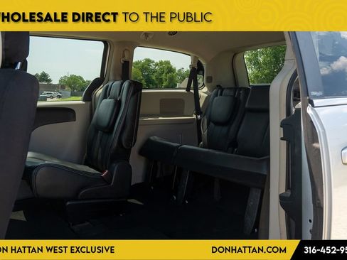 Used 2012 Chrysler Town & Country Touring w/ Entertainment Group #1 FWD image 16