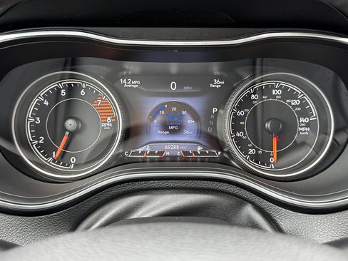 Used 2019 Jeep Cherokee Limited FWD image 32