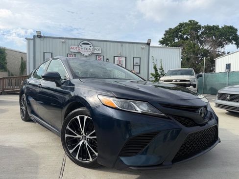 Used 2019 Toyota Camry SE FWD image 3