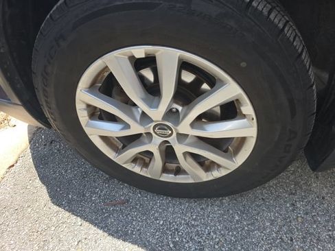 Used 2018 Nissan Rogue SV w/ Premium Package FWD image 25