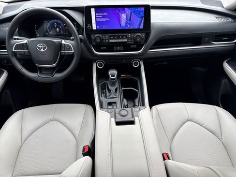 Used 2025 Toyota Grand Highlander AWD image 12