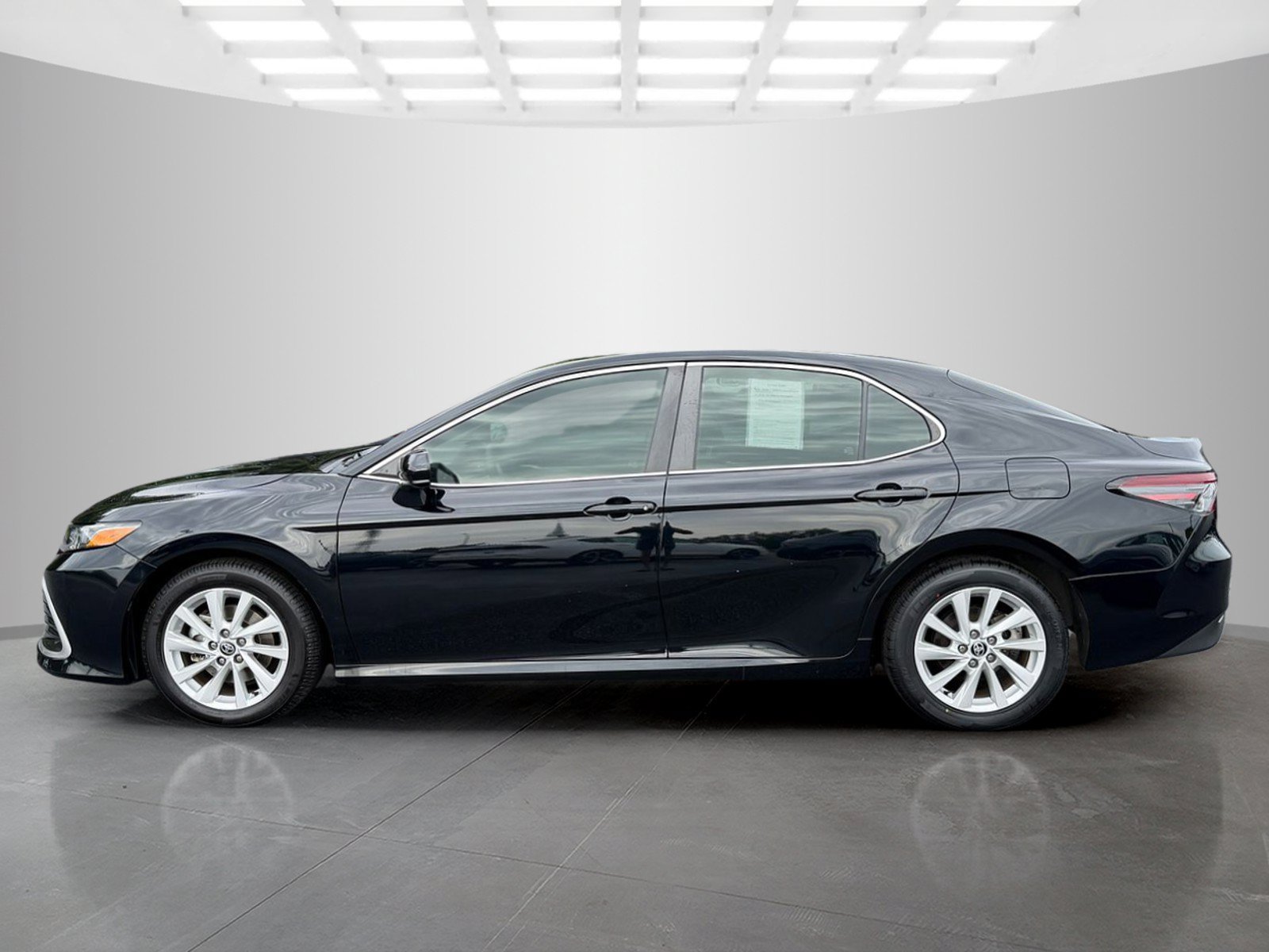 Used 2024 Toyota Camry LE FWD image 3
