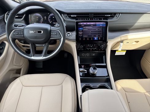 New 2025 Jeep Grand Cherokee Limited w/ Luxury Tech Group II image 5