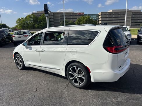 Used 2024 Chrysler Pacifica Pinnacle AWD/4WD image 5