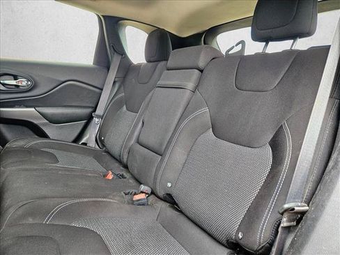 Used 2019 Jeep Cherokee Latitude w/ Popular Appearance Group FWD image 17