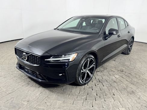 Used 2024 Volvo S60 B5 Plus image 3