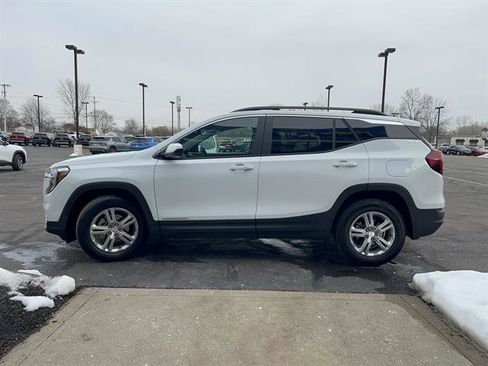 Used 2024 GMC Terrain SLE w/ Driver Convenience Package image 4