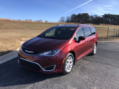 Used 2020 Chrysler Pacifica Touring-L image 1