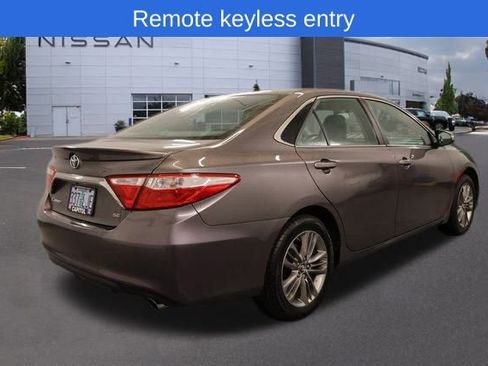 Used 2017 Toyota Camry SE image 4