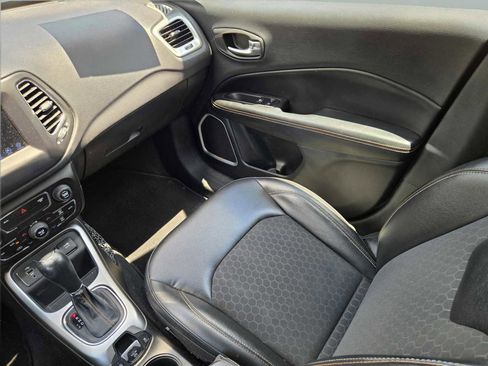 Used 2018 Jeep Compass Latitude w/ Popular Equipment Group FWD image 14