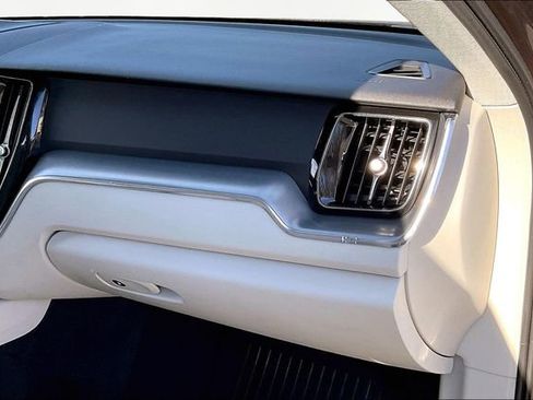 Used 2018 Volvo XC60 T5 Momentum w/ Convenience Package image 18