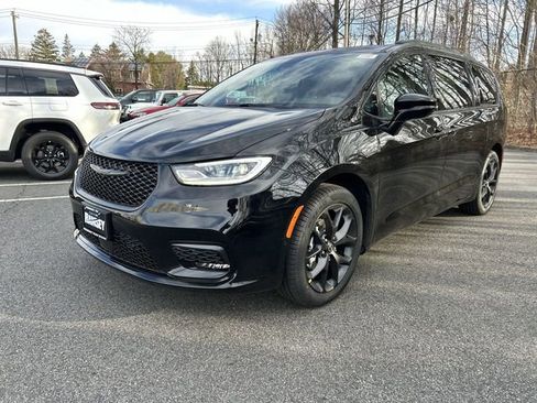 New 2026 Chrysler Pacifica Select image 4