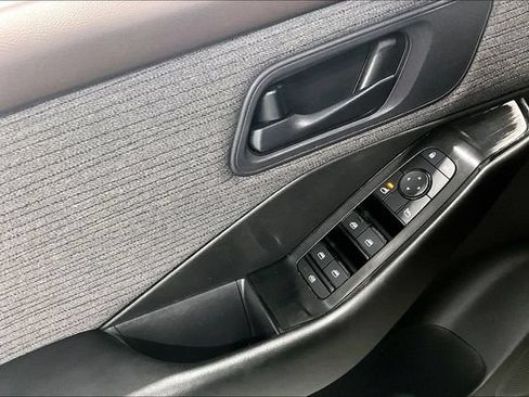 Used 2023 Nissan Rogue S AWD/4WD image 43