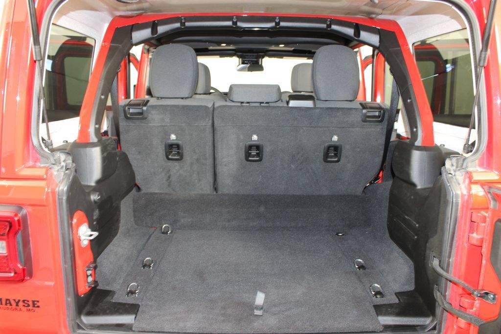 Used 2025 Jeep Wrangler Unlimited Sahara w/ Safety Group AWD/4WD image 17