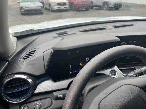 Used 2025 Chevrolet Trax LT image 34