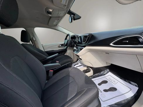 Used 2017 Chrysler Pacifica Touring FWD image 19