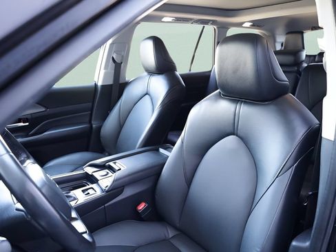 Certified 2024 Toyota Grand Highlander FWD image 19